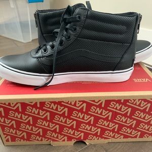 Vans  • Women’s Hightop  Size 8 **NEW **